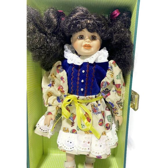 Lasting Impressions Doll Heritage Mint Companion Collection in Carrying Case 12" - Picture 4 of 12